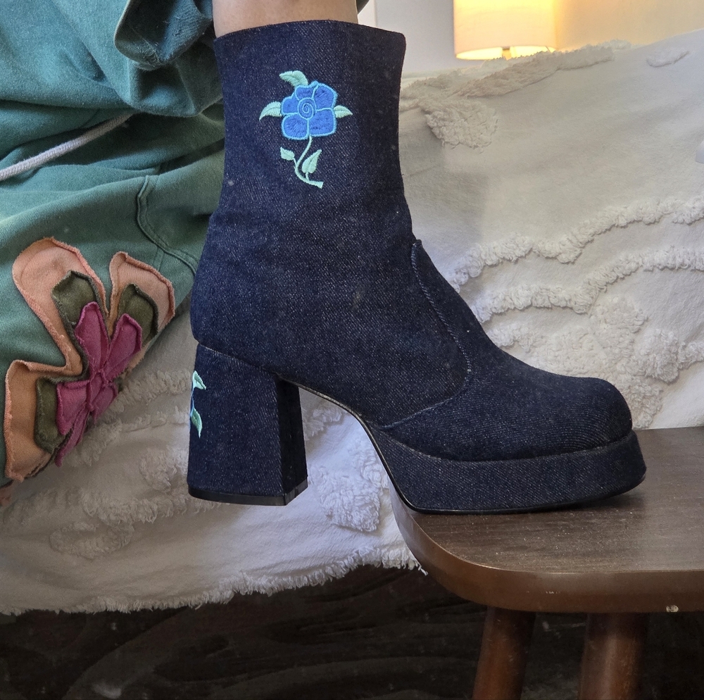 🪩 VTG Denim Floral Le Chateau Platform Boots 70s Disco Y2K Mismatched Sz 8/7 - Picture 13 of 16